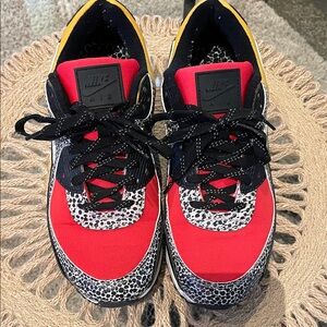 Womens 8.5 Nike Air Max Kansas City Chiefs colors football